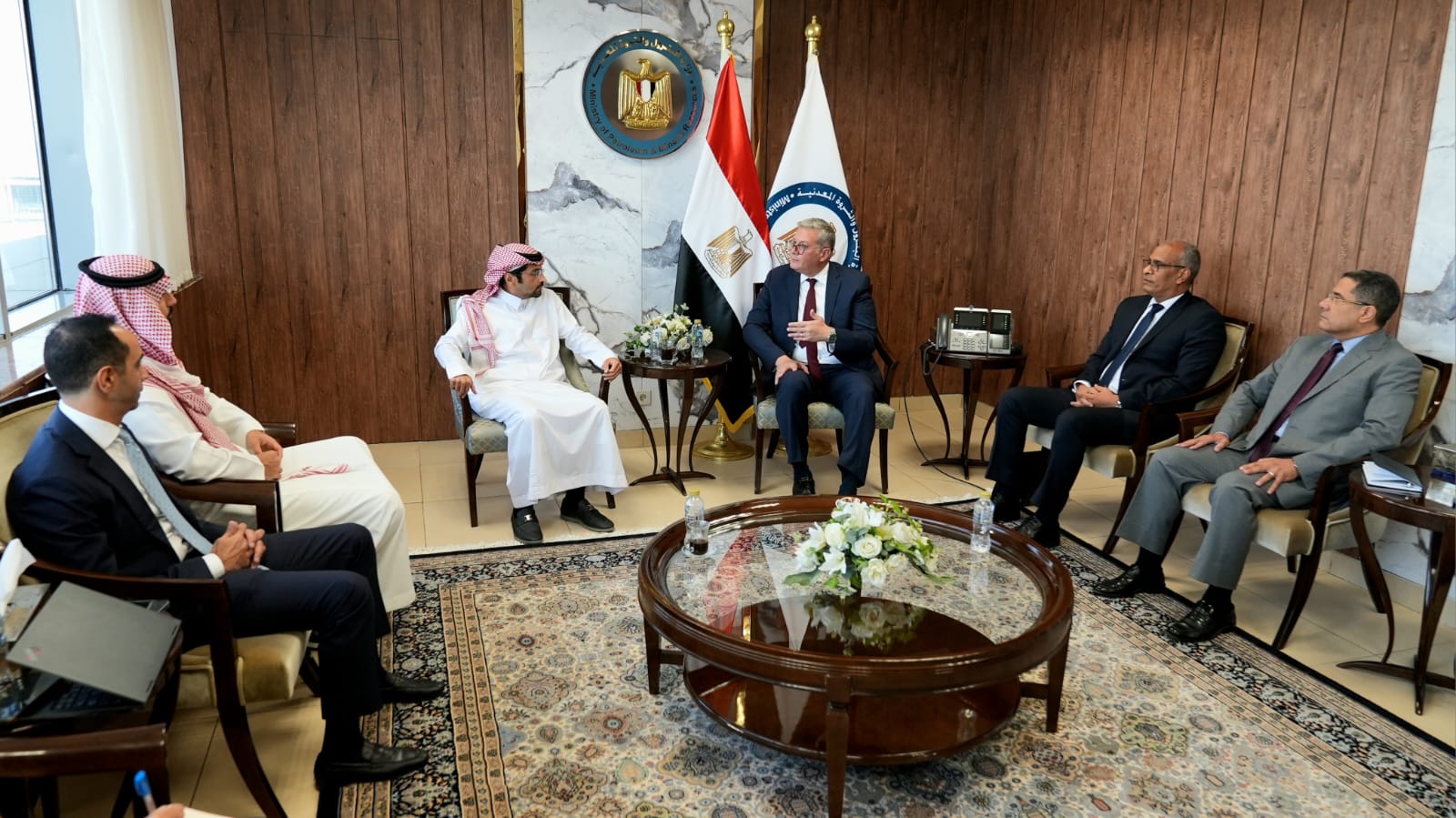 وزير البترول مع مسئولي الشركة السعودية المصرية للاستثمار
