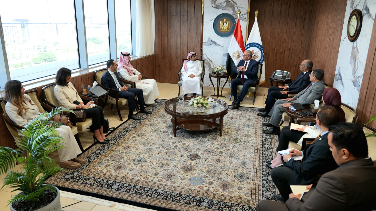 وزير البترول مع مسئولي الشركة السعودية المصرية للاستثمار