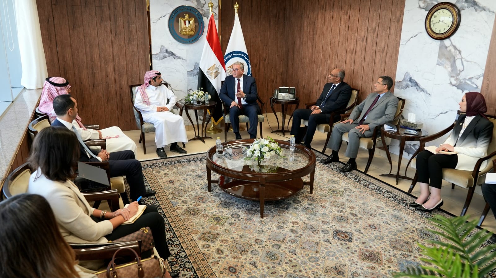 وزير البترول مع مسئولي الشركة السعودية المصرية للاستثمار