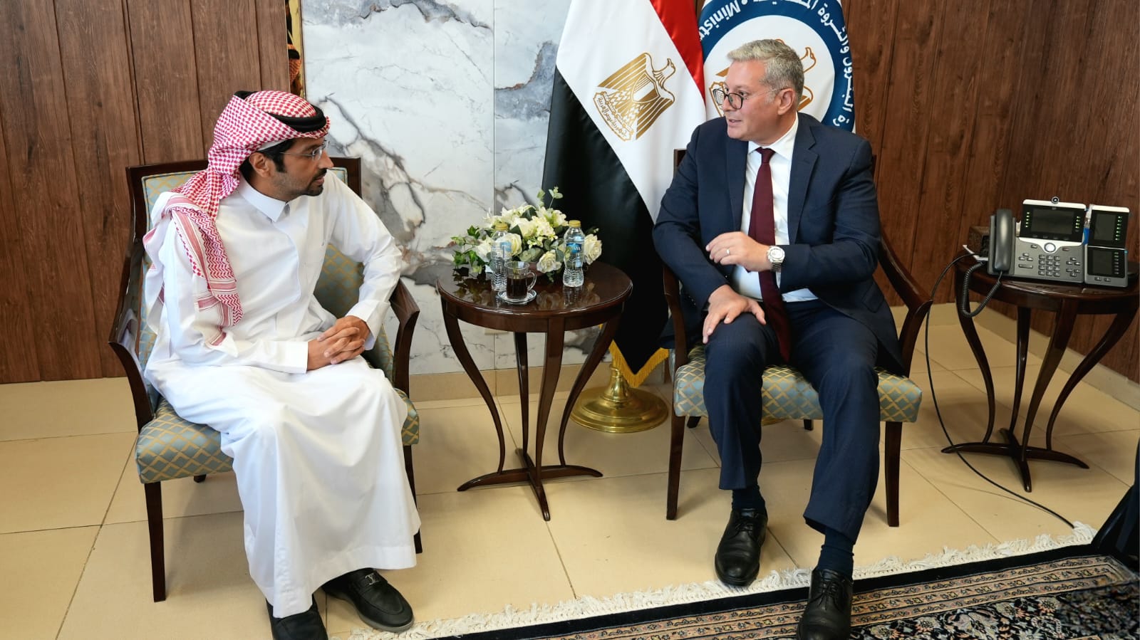 وزير البترول مع مسئولي الشركة السعودية المصرية للاستثمار