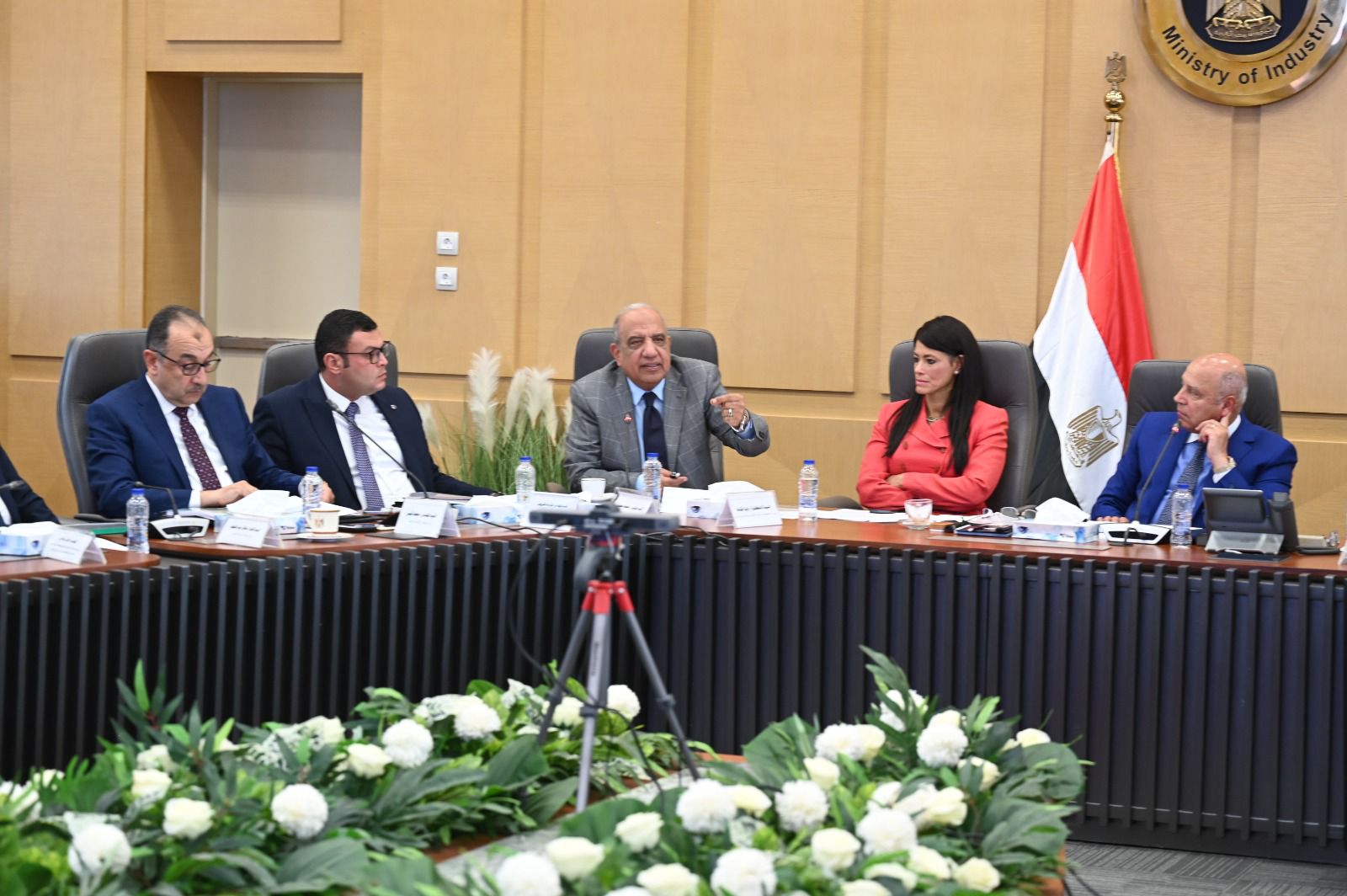 الوزير يترأس اجتماع المجموعة الوزارية للتنمية الصناعية