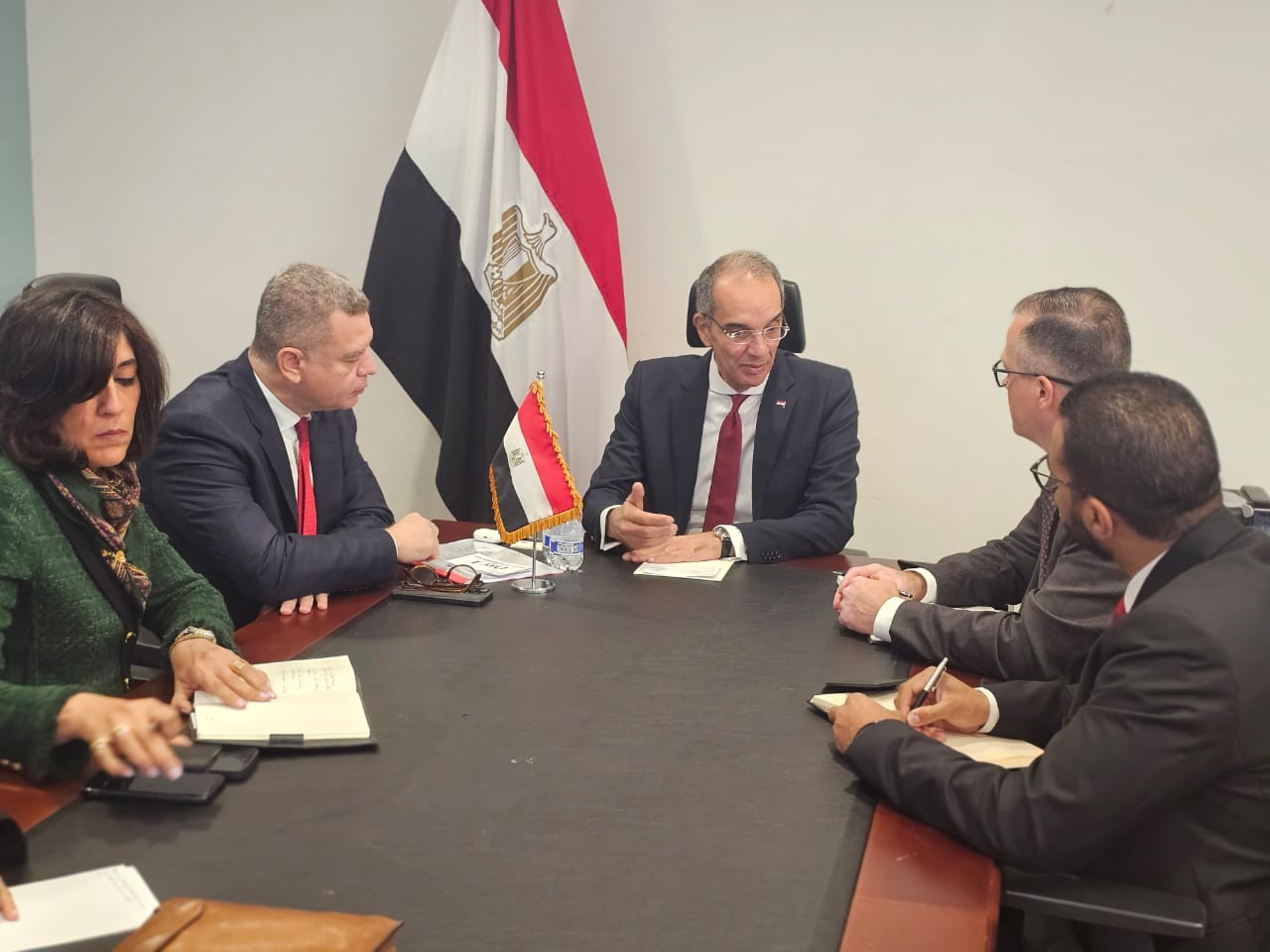 وزير الاتصالات يجتمع مع عدد من مسئولى الشركات الأمريكية