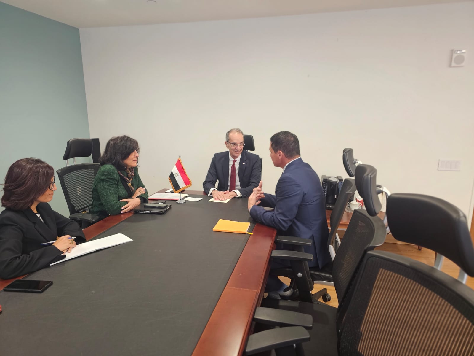 وزير الاتصالات يجتمع مع عدد من مسئولى الشركات الأمريكية