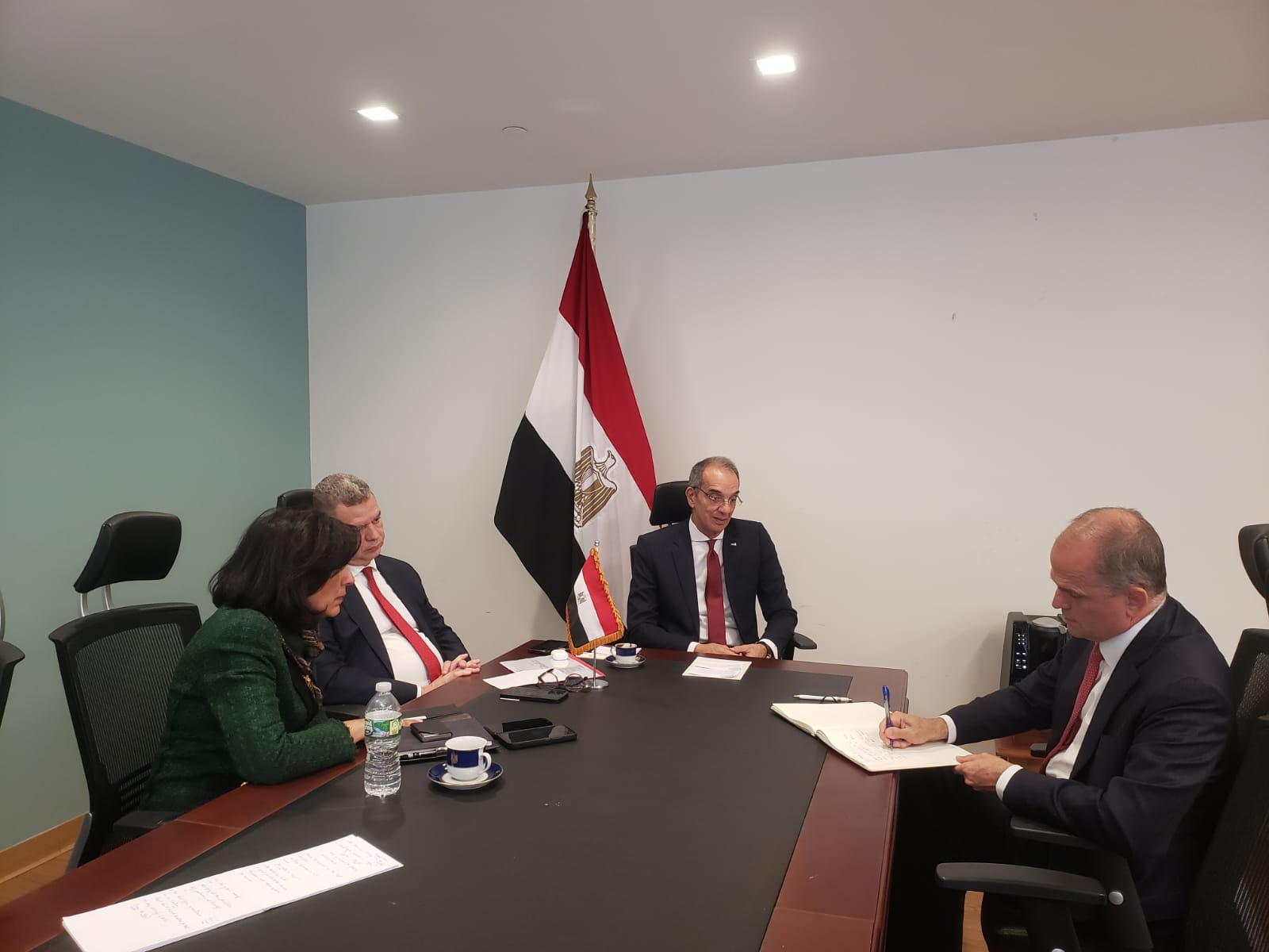 وزير الاتصالات يجتمع مع عدد من مسئولى الشركات الأمريكية