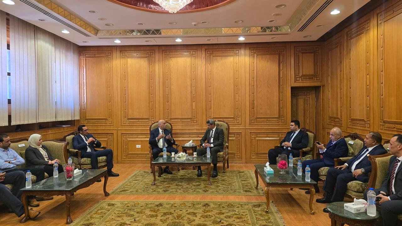رئيس جهاز تنمية المشروعات يجتمع مع محافظ السويس