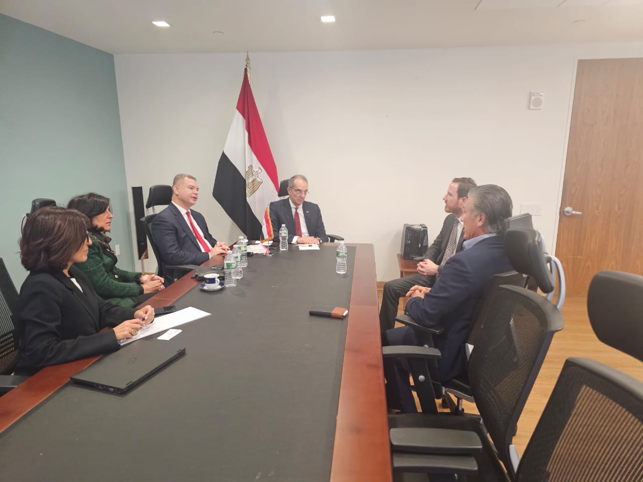 وزير الاتصالات يعقد مباحثات مع مسئولى الشركات العالمية