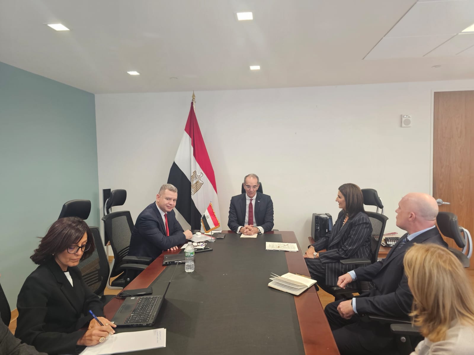 وزير الاتصالات يعقد مباحثات مع مسئولى الشركات العالمية