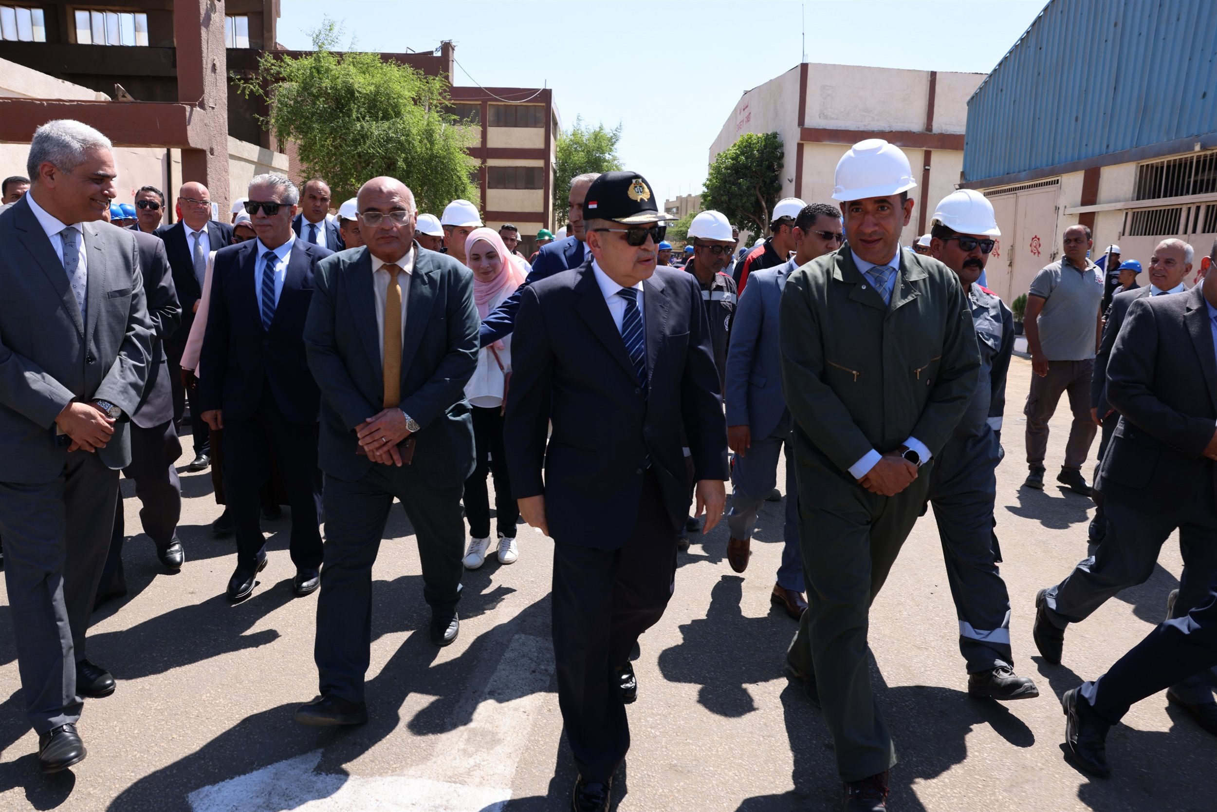 الفريق أسامة ربيع يتفقد شركة ترسانة السويس البحرية