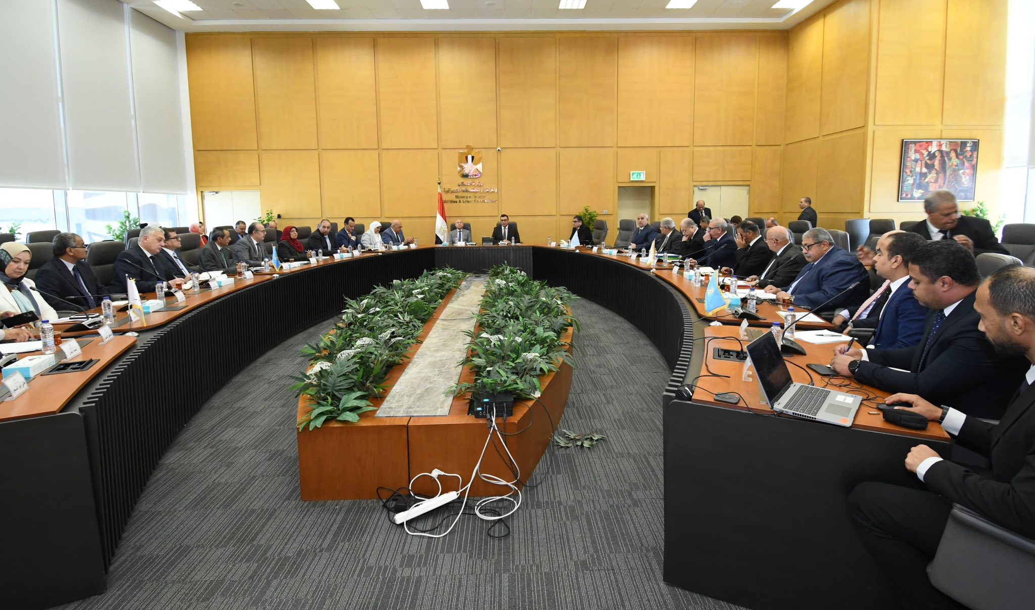 وزير الإسكان يجتمع مع محافظ القاهرة