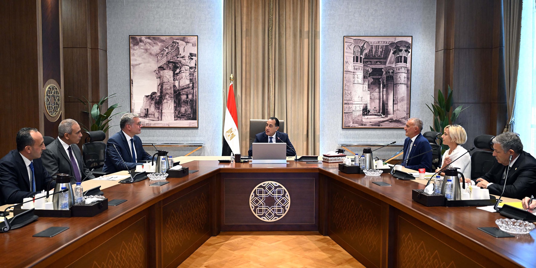 رئيس الوزراء يلتقي رئيس عمليات الموارد الطبيعية لشركة إيني
