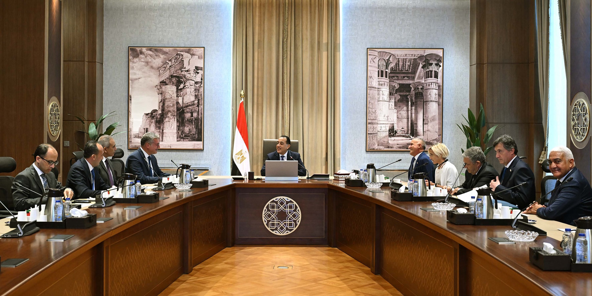 رئيس الوزراء يلتقي رئيس عمليات الموارد الطبيعية لشركة إيني