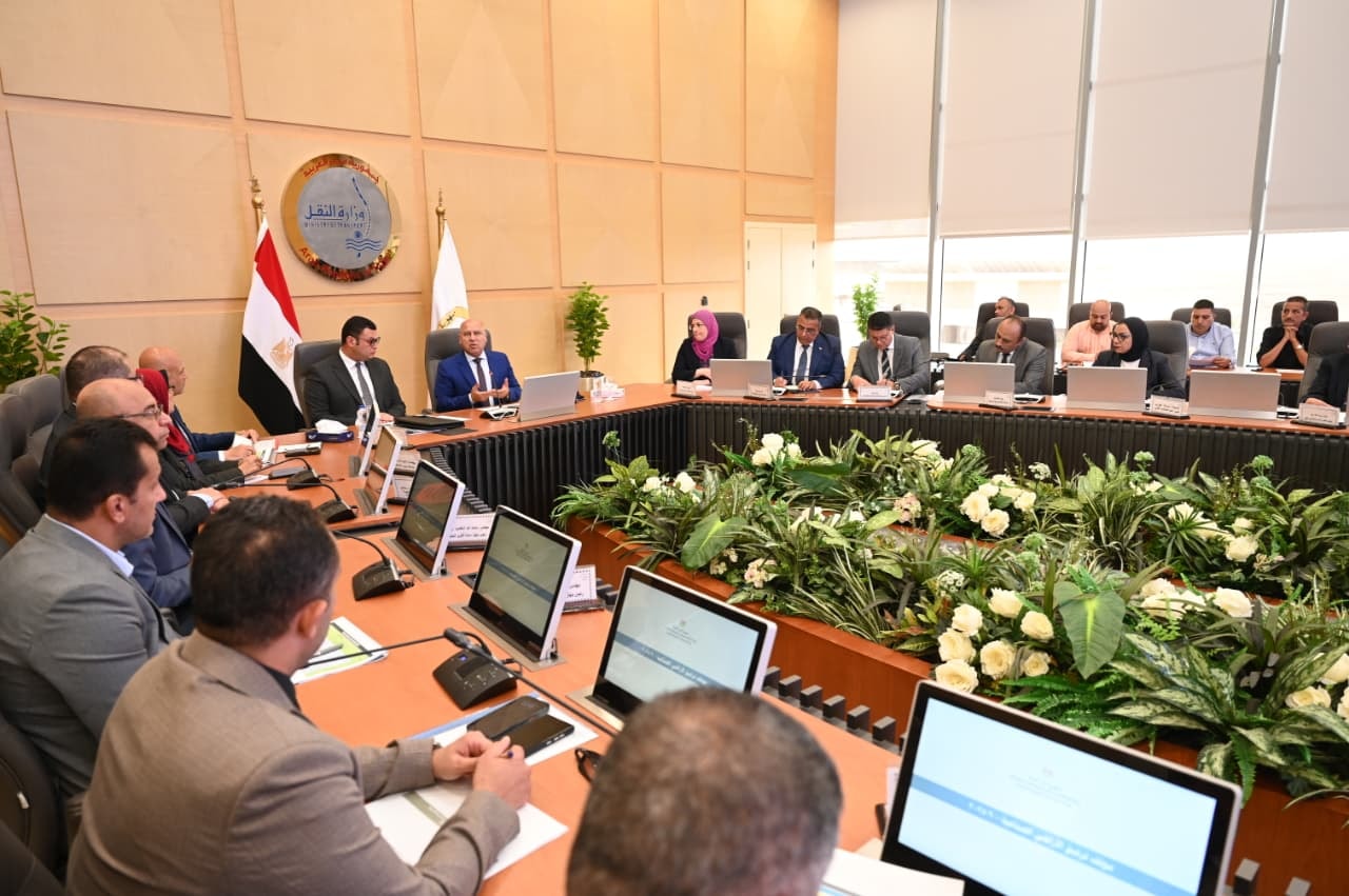 وزير الصناعة والنقل يعقد اجتماع مع وزير الإسكان