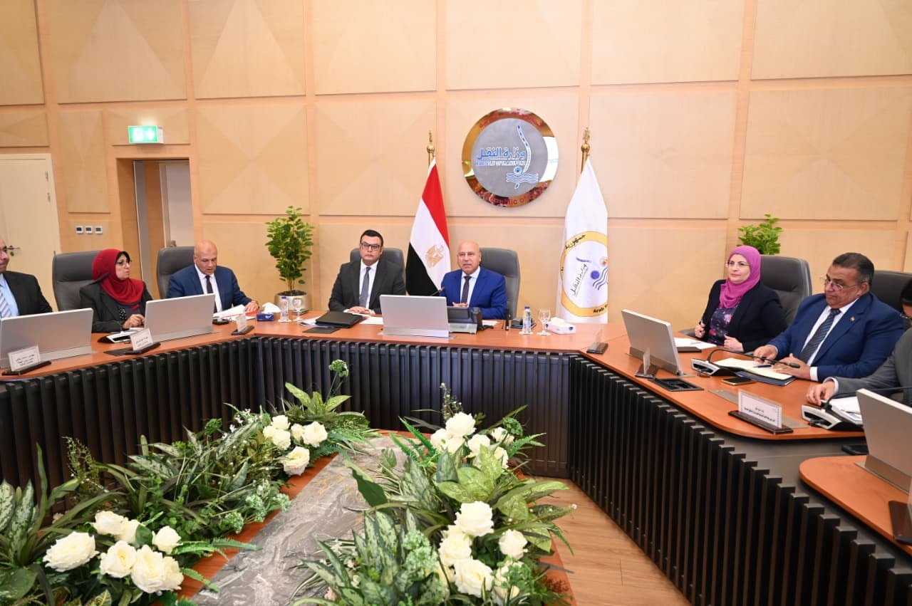 وزير الصناعة والنقل يعقد اجتماع مع وزير الإسكان
