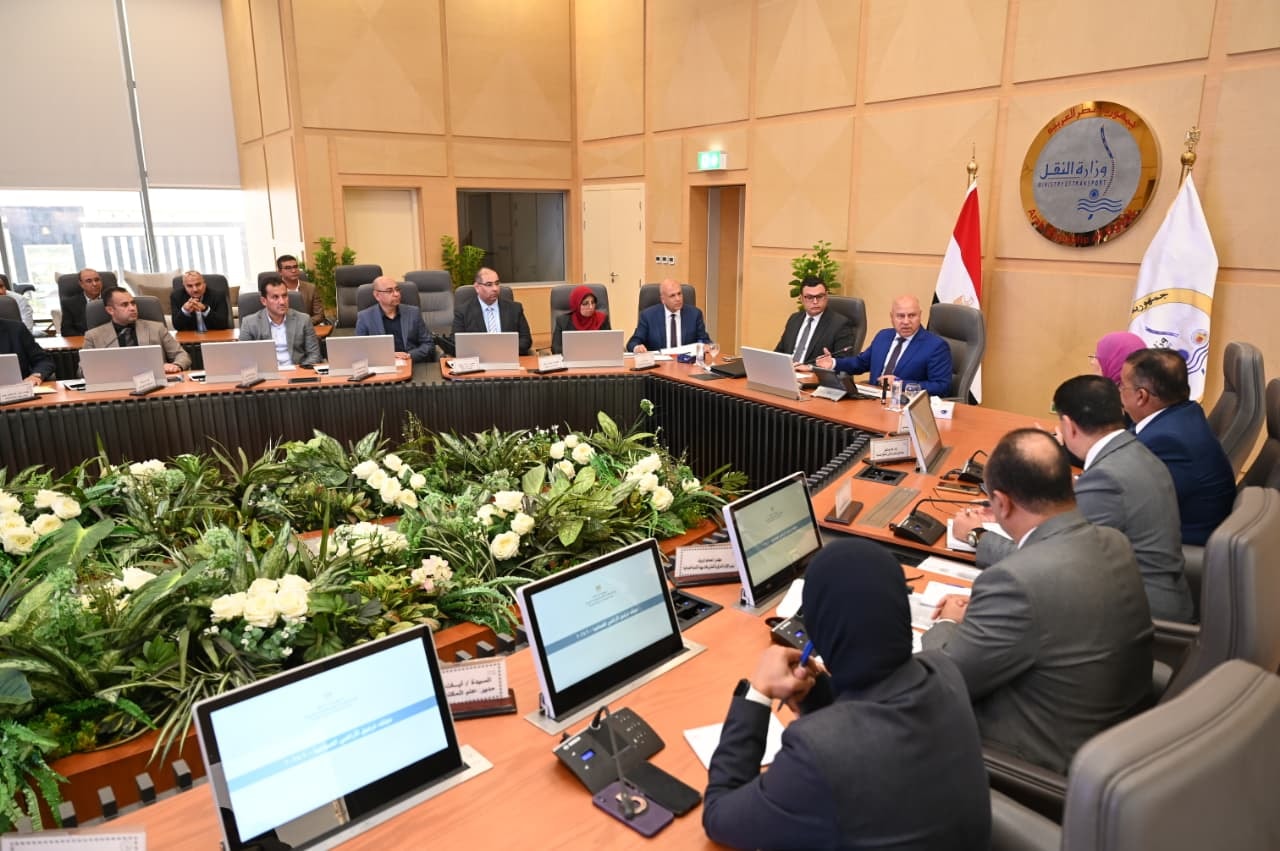 وزير الصناعة والنقل يعقد اجتماع مع وزير الإسكان