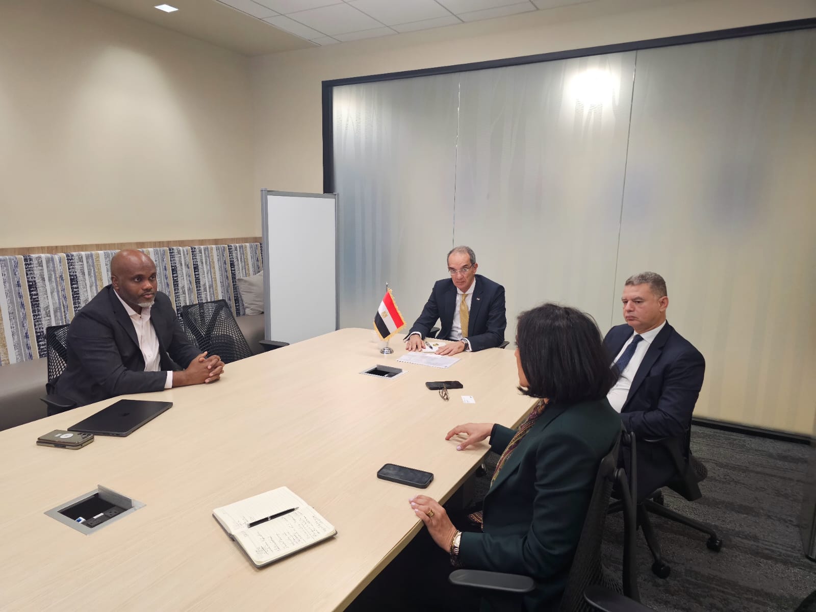 وزير الاتصالات يجتمع مع مسؤولى شركات عالمية