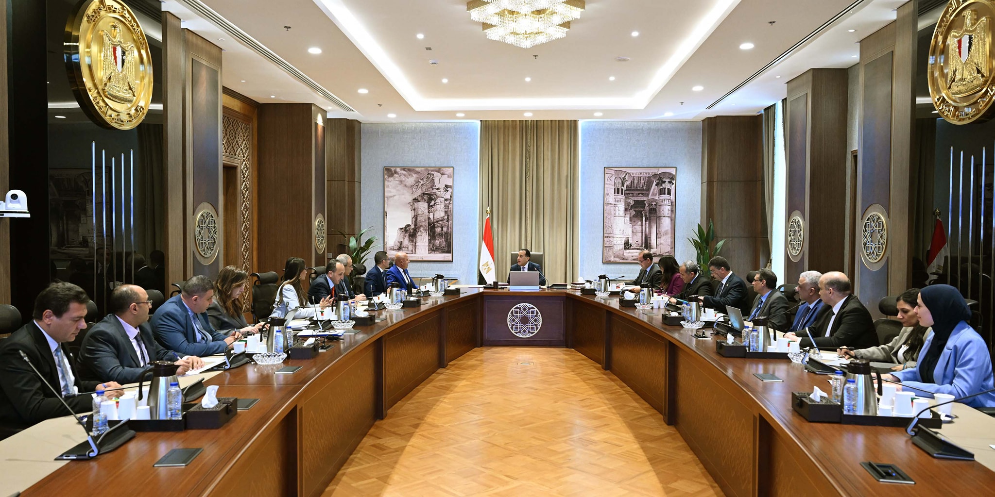 رئيس الوزراء يتابع الموقف التنفيذي لمشروعات القطار الكهربائي السريع