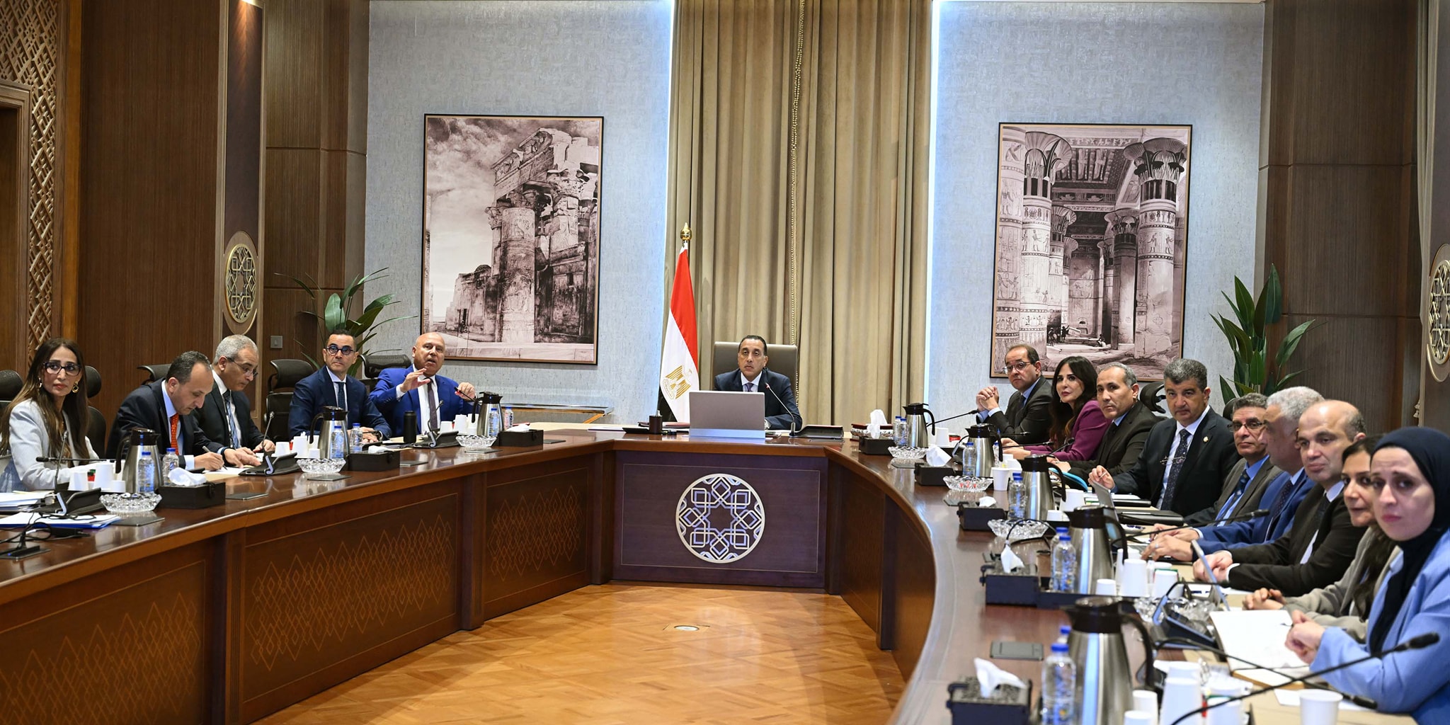 رئيس الوزراء يتابع الموقف التنفيذي لمشروعات القطار الكهربائي السريع