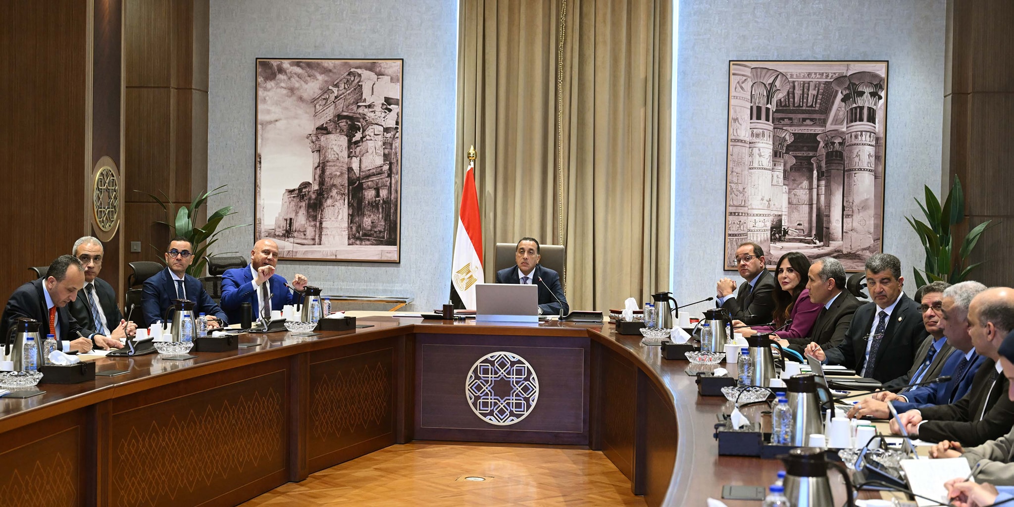 رئيس الوزراء يتابع الموقف التنفيذي لمشروعات القطار الكهربائي السريع