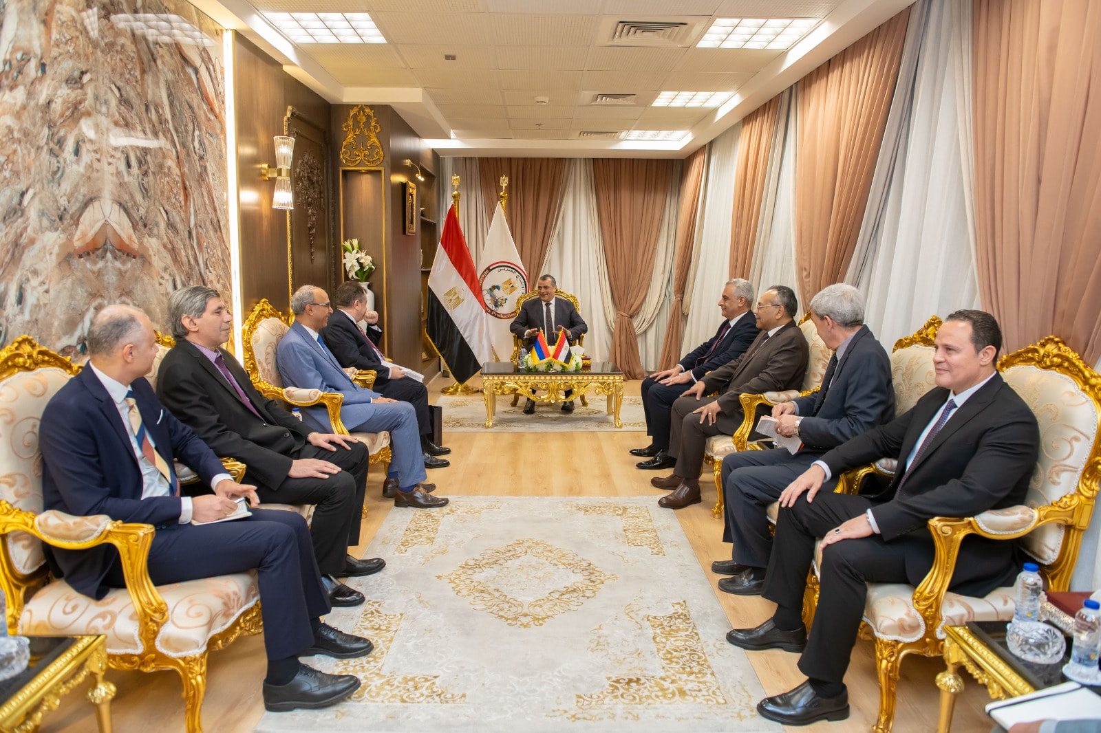 وزير الدولة للإنتاج الحربي يجتمع مع السفير الأرميني