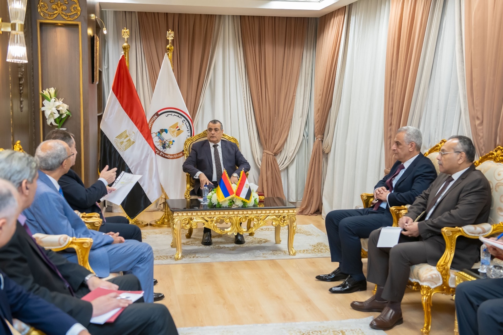 وزير الدولة للإنتاج الحربي يجتمع مع السفير الأرميني