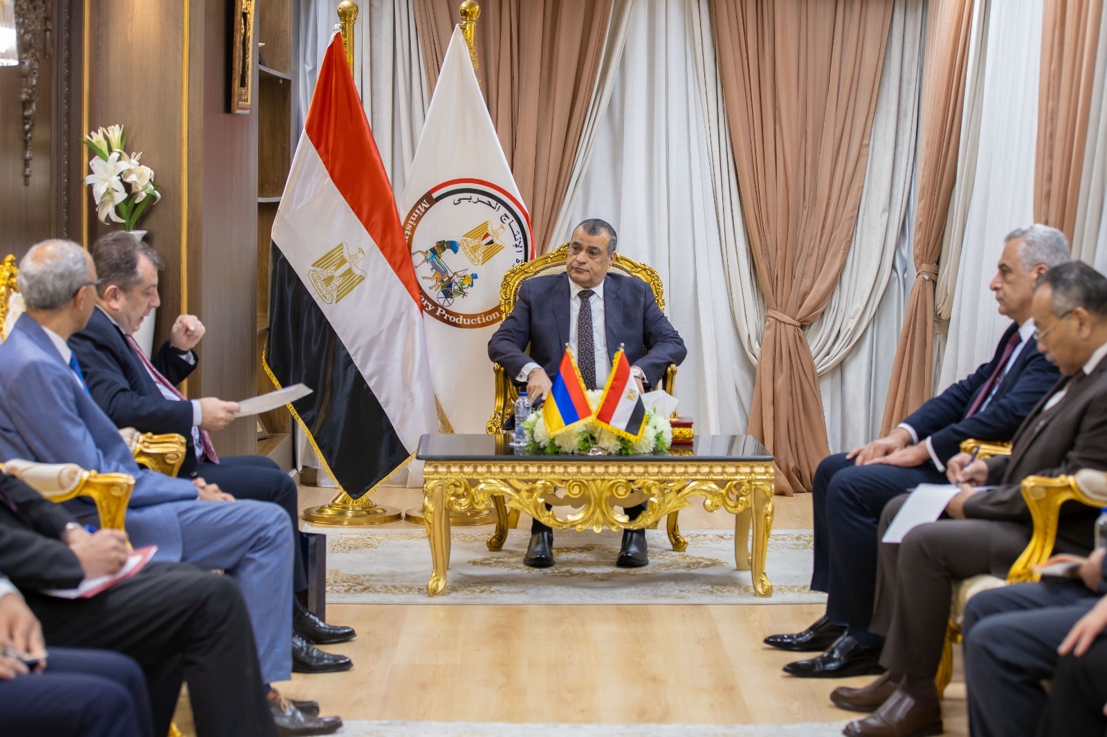وزير الدولة للإنتاج الحربي يجتمع مع السفير الأرميني