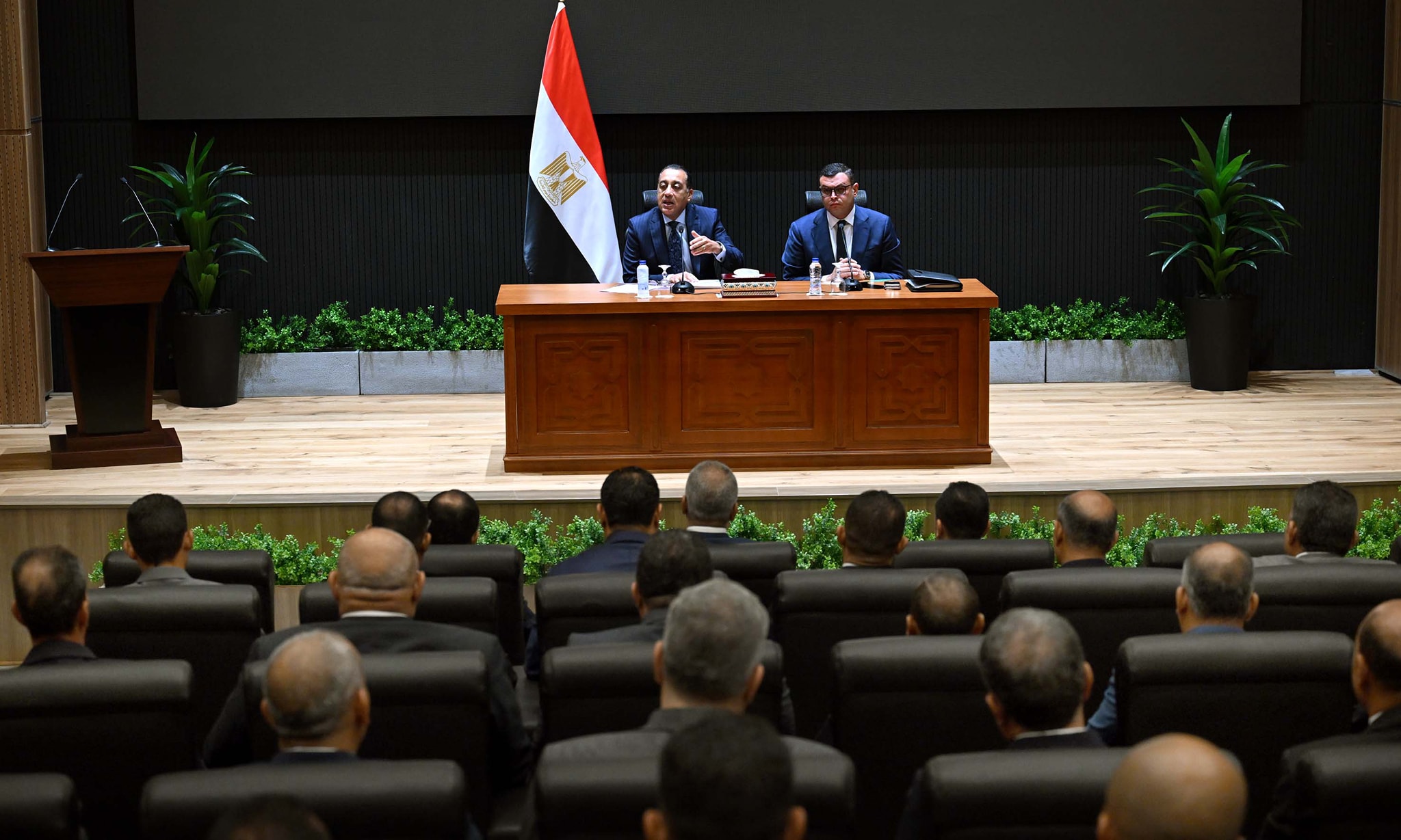 مدبولي ووزير الإسكان يجتمعان مع رؤساء أجهزة المدن الجديدة