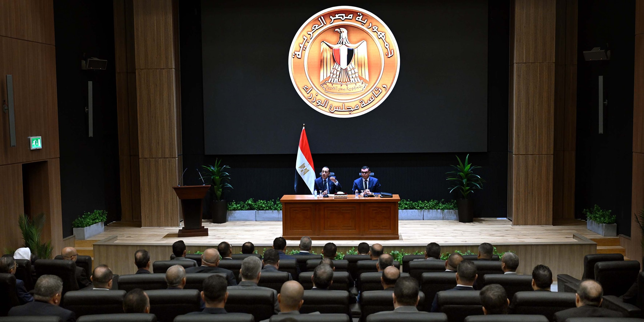 مدبولي ووزير الإسكان يجتمعان مع رؤساء أجهزة المدن الجديدة