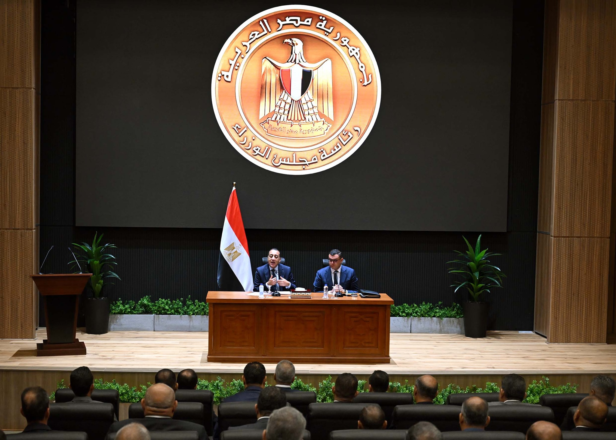 مدبولي ووزير الإسكان يجتمعان مع رؤساء أجهزة المدن الجديدة