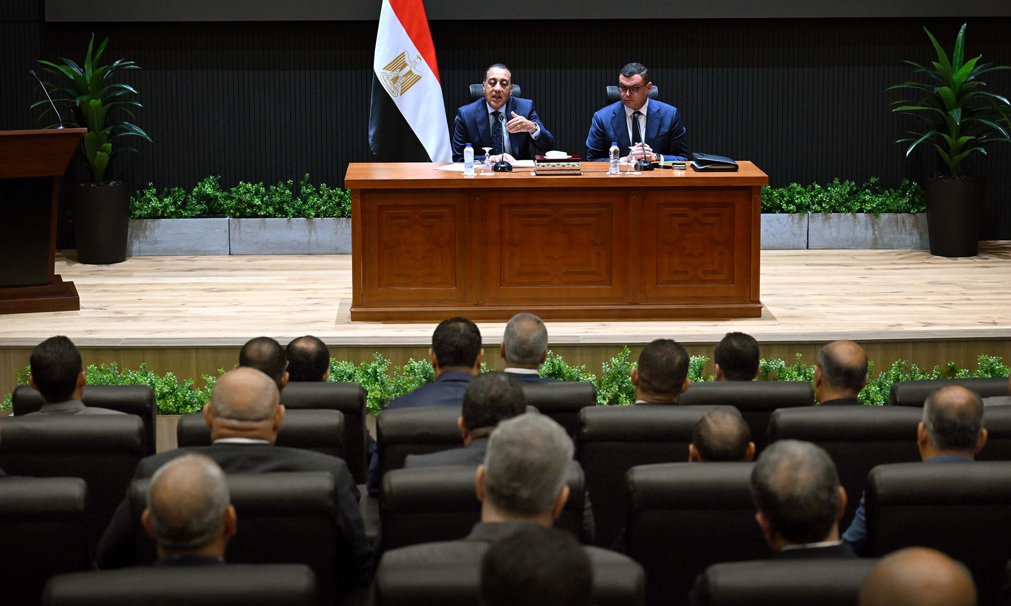 مدبولي ووزير الإسكان يجتمعان مع رؤساء أجهزة المدن الجديدة