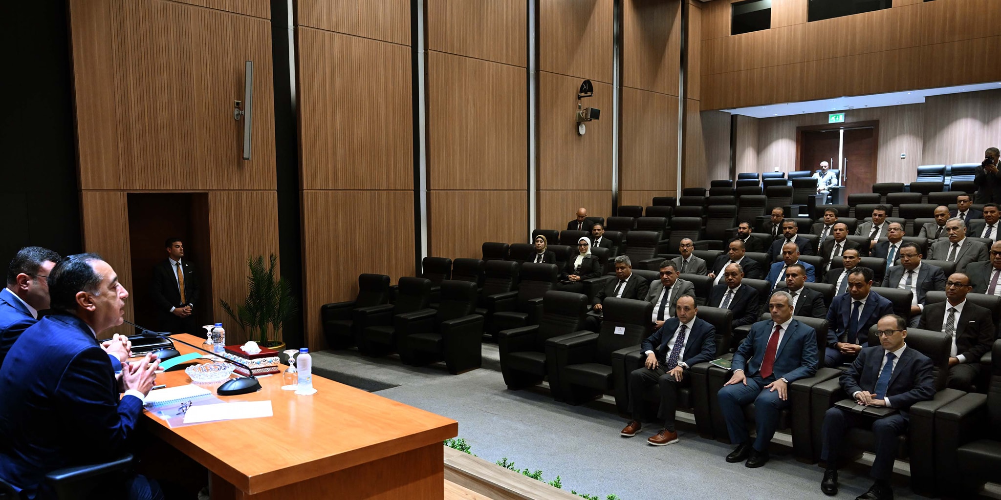 مدبولي ووزير الإسكان يجتمعان مع رؤساء أجهزة المدن الجديدة