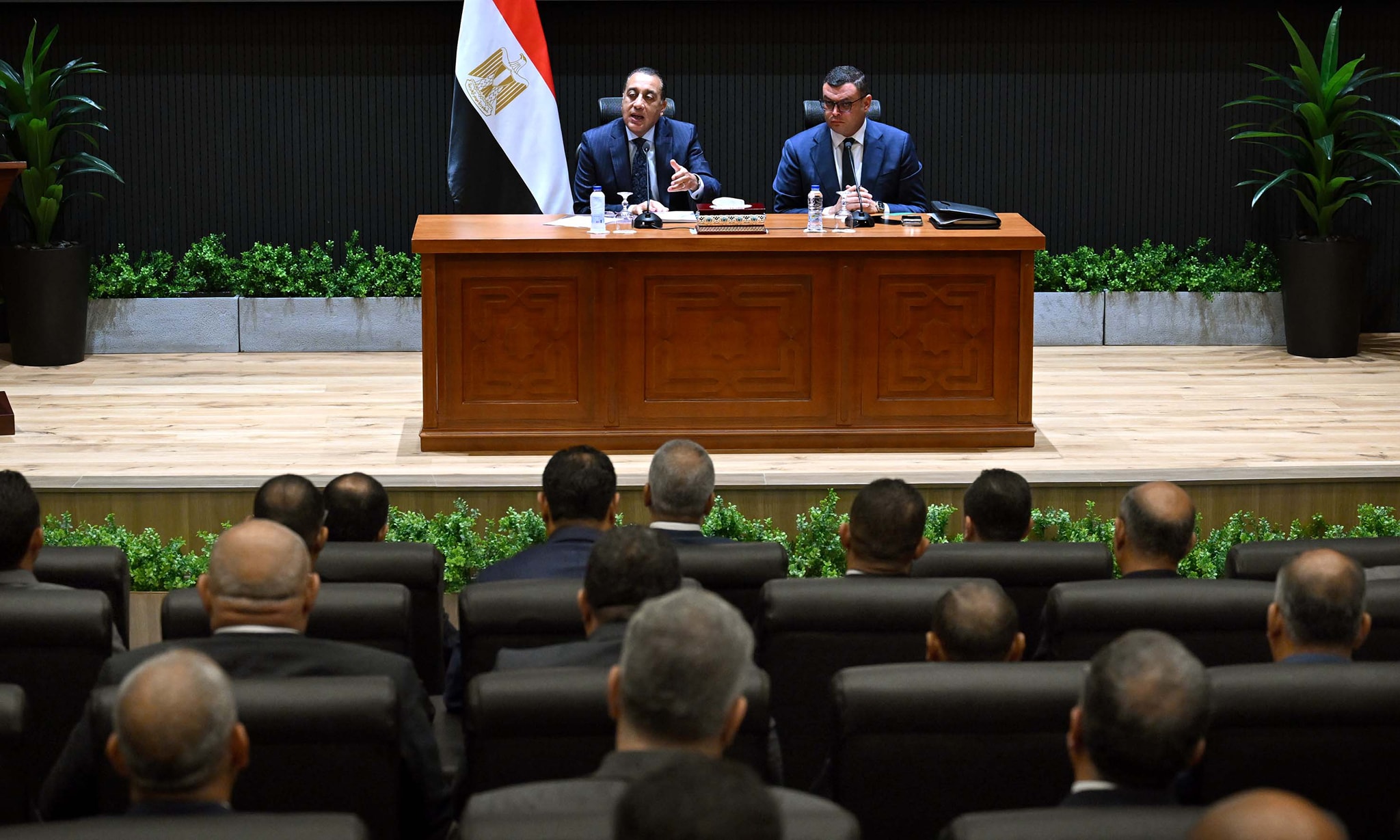 مدبولي ووزير الإسكان يجتمعان مع رؤساء أجهزة المدن الجديدة