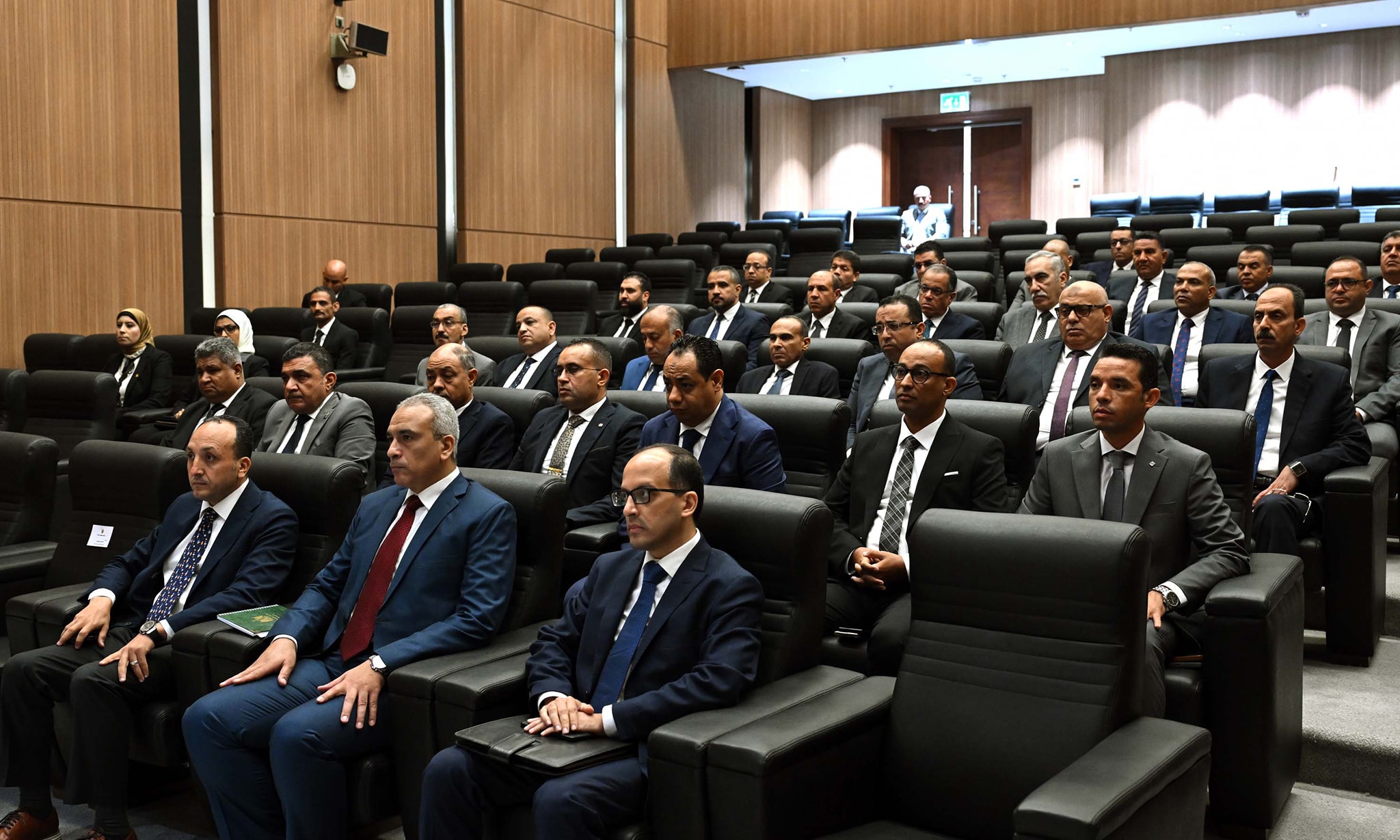 مدبولي ووزير الإسكان يجتمعان مع رؤساء أجهزة المدن الجديدة
