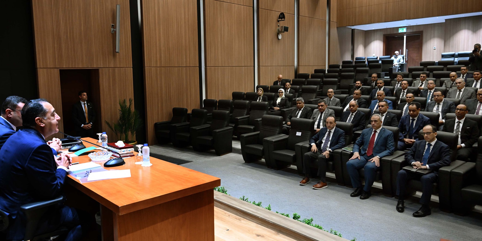 مدبولي ووزير الإسكان يجتمعان مع رؤساء أجهزة المدن الجديدة