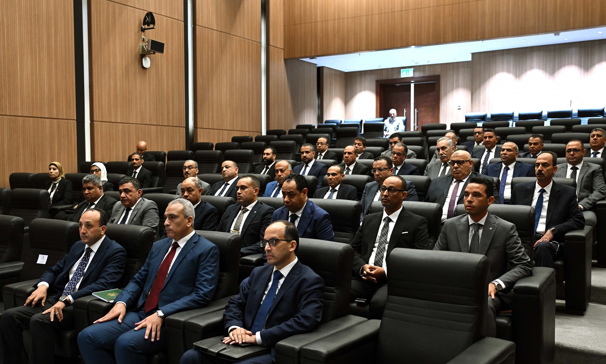 مدبولي ووزير الإسكان يجتمعان مع رؤساء أجهزة المدن الجديدة