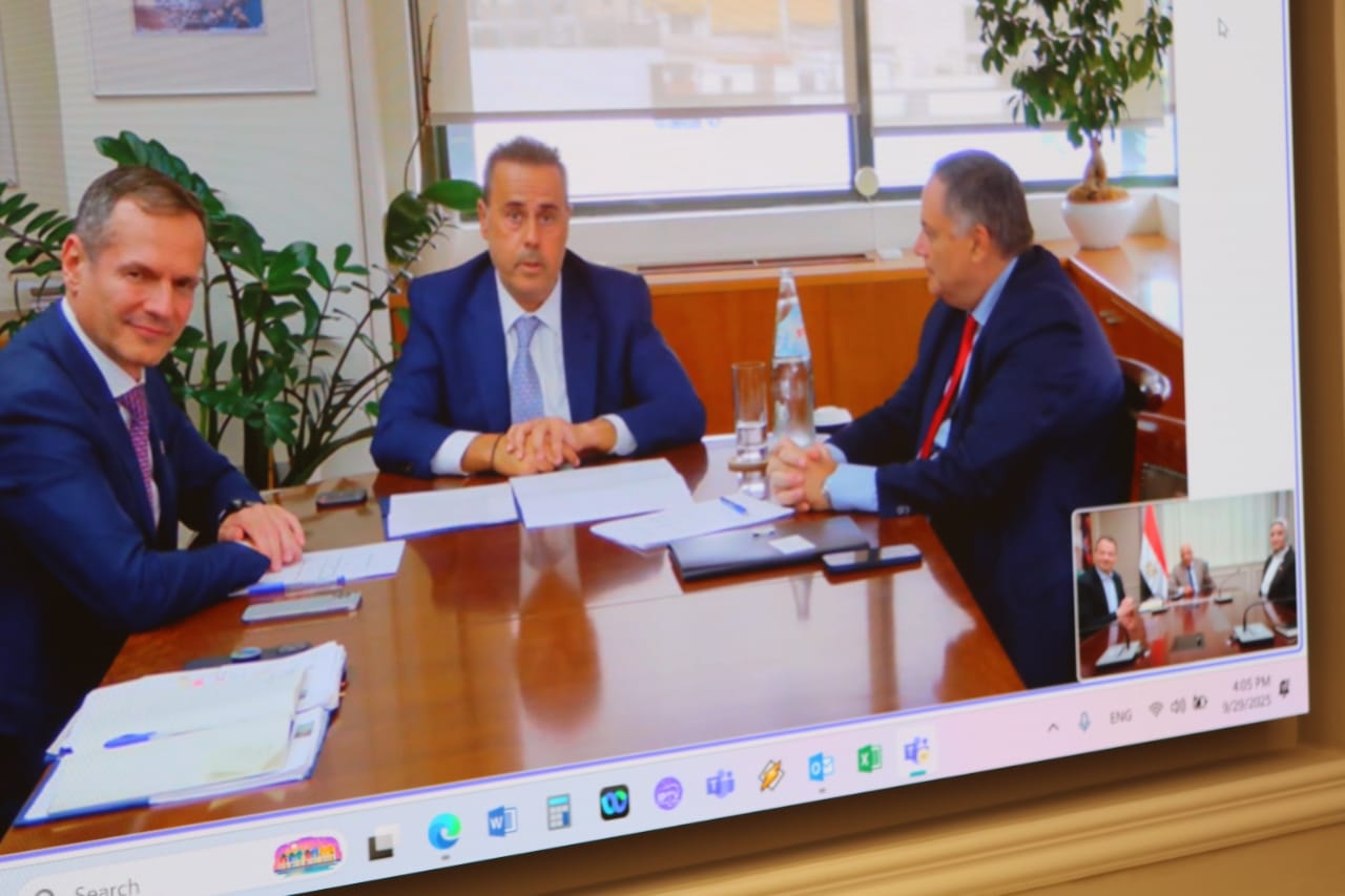 توقيع اتفاق إنهاء دراسات مشروع الربط الكهربائي بين مصر واليونان