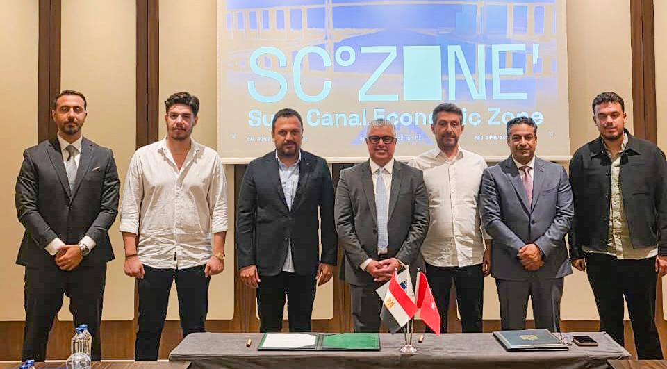 رئيس اقتصادية قناة السويس يوقع عقد مشروع هايبر بلاستيك