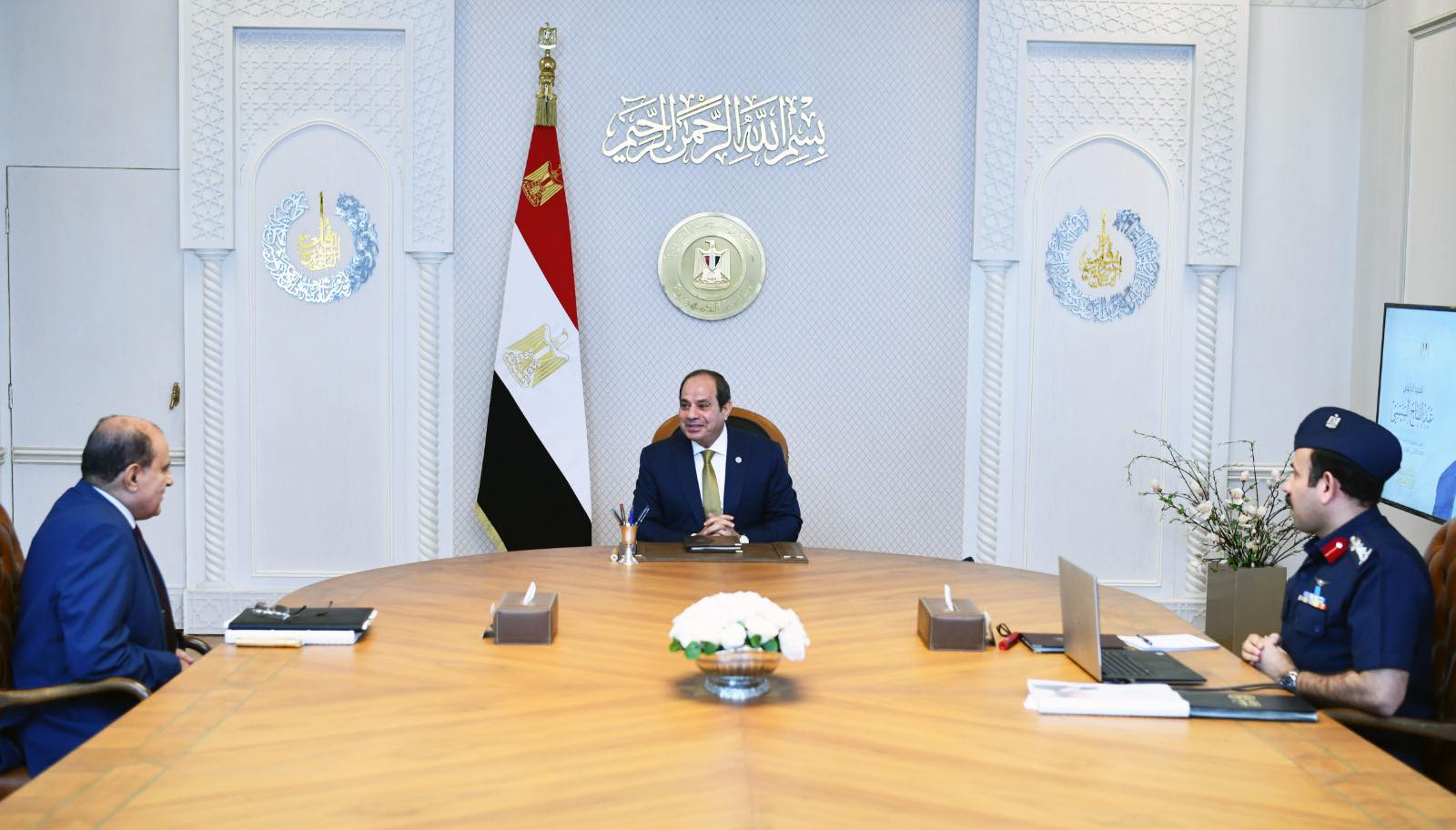 السيسي مع مستشاره للتخطيط العمراني ومدير جهاز مستقبل مصر