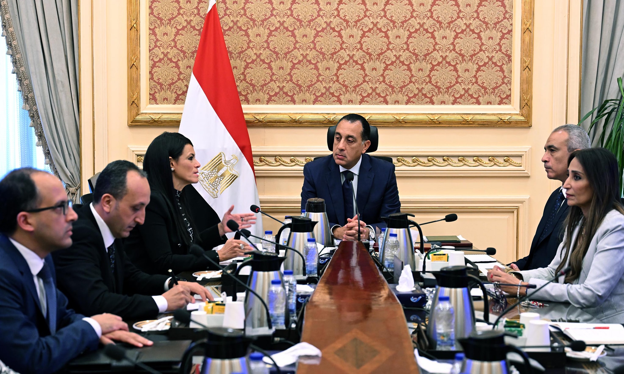رئيس الوزراء يجتمع مع وزيرة التخطيط