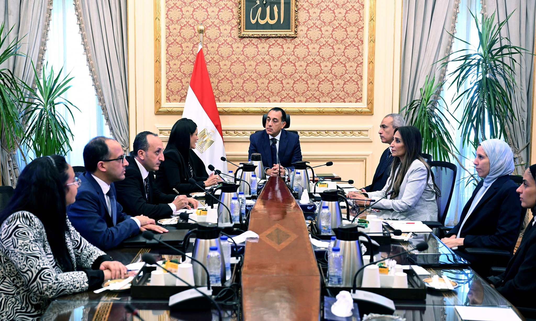 رئيس الوزراء يجتمع مع وزيرة التخطيط