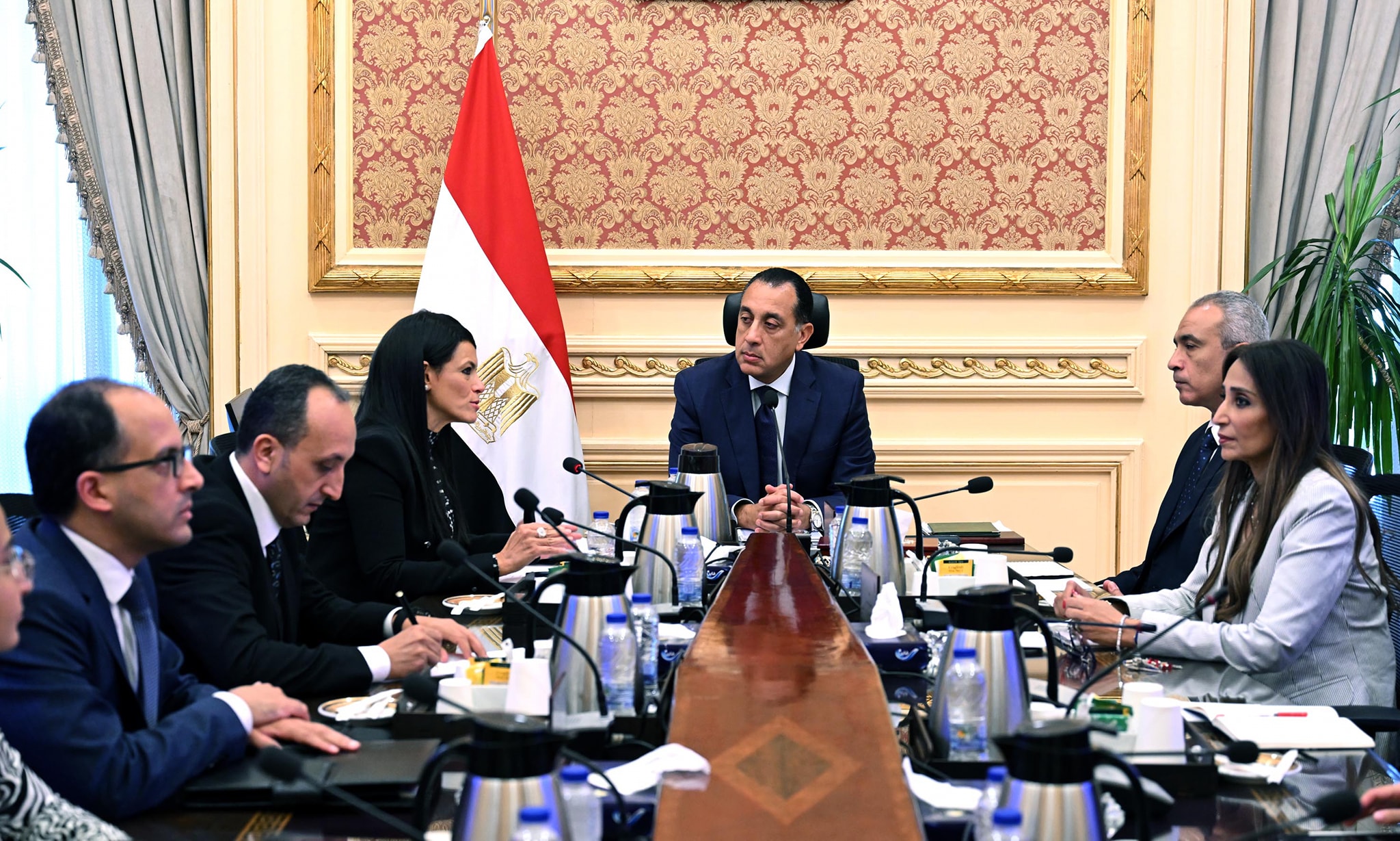 رئيس الوزراء يجتمع مع وزيرة التخطيط