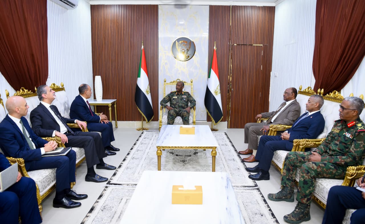 وزير الخارجية مع رئيس مجلس السيادة السوداني