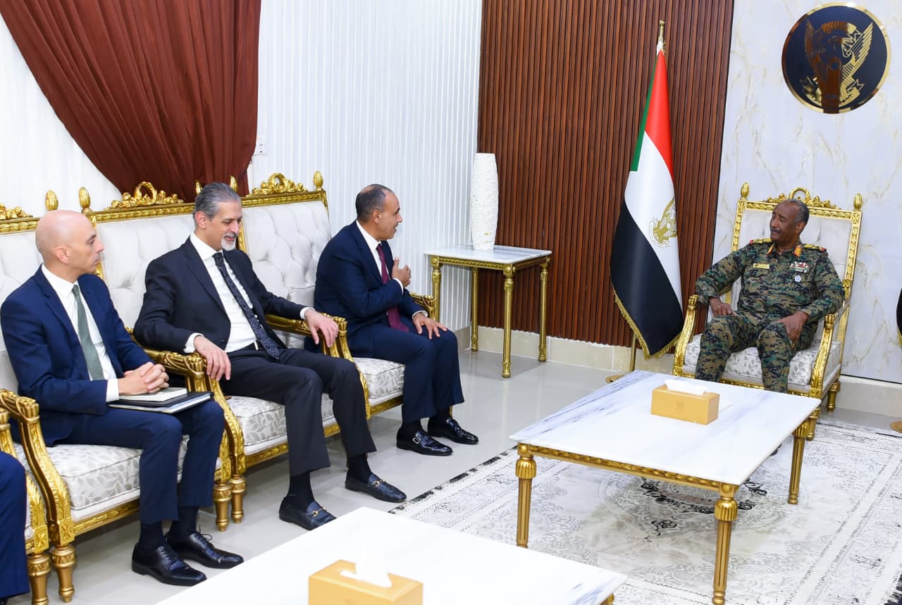 وزير الخارجية مع رئيس مجلس السيادة السوداني