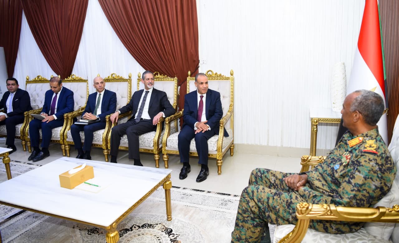 وزير الخارجية مع رئيس مجلس السيادة السوداني