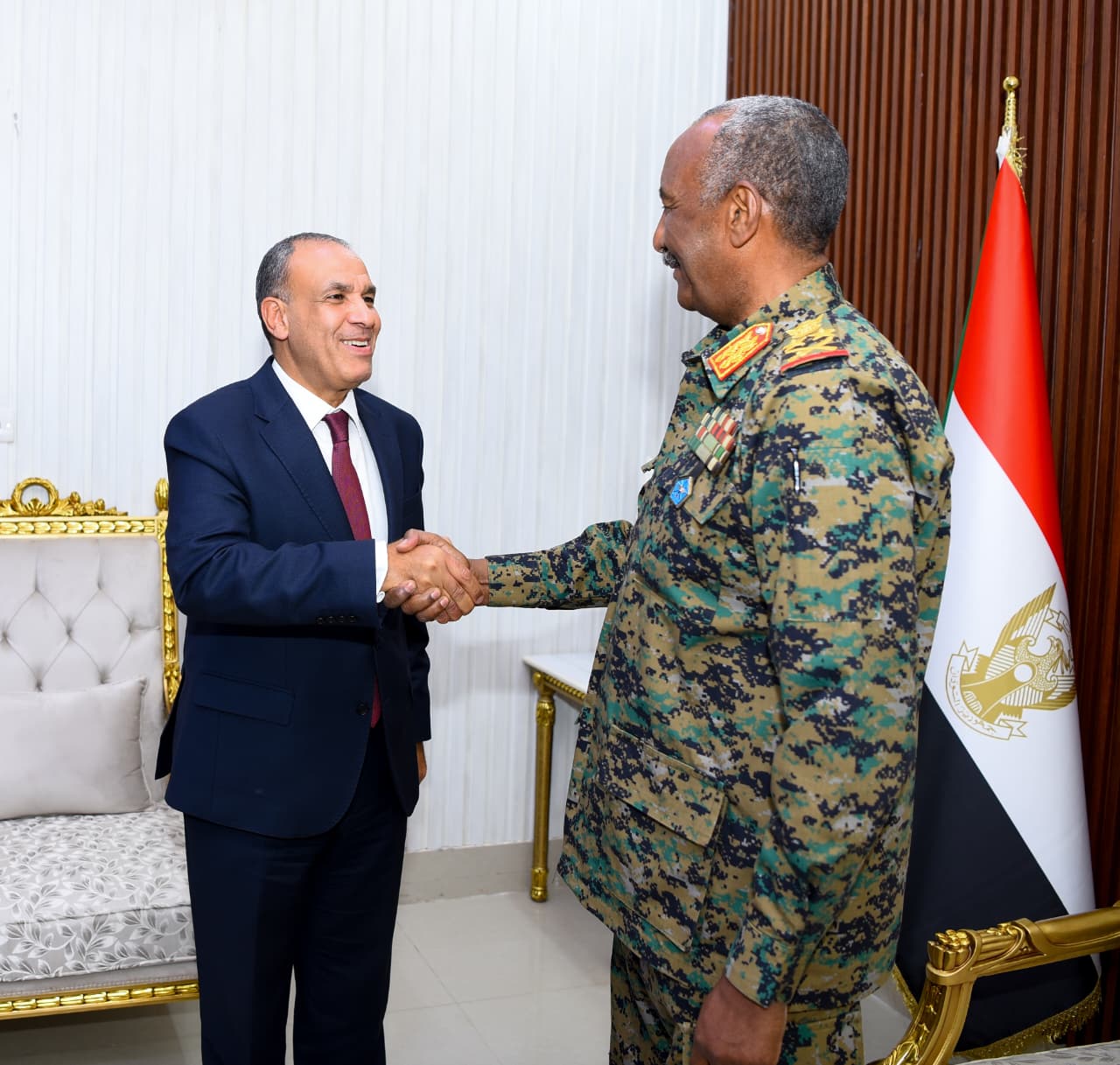 وزير الخارجية مع رئيس مجلس السيادة السوداني
