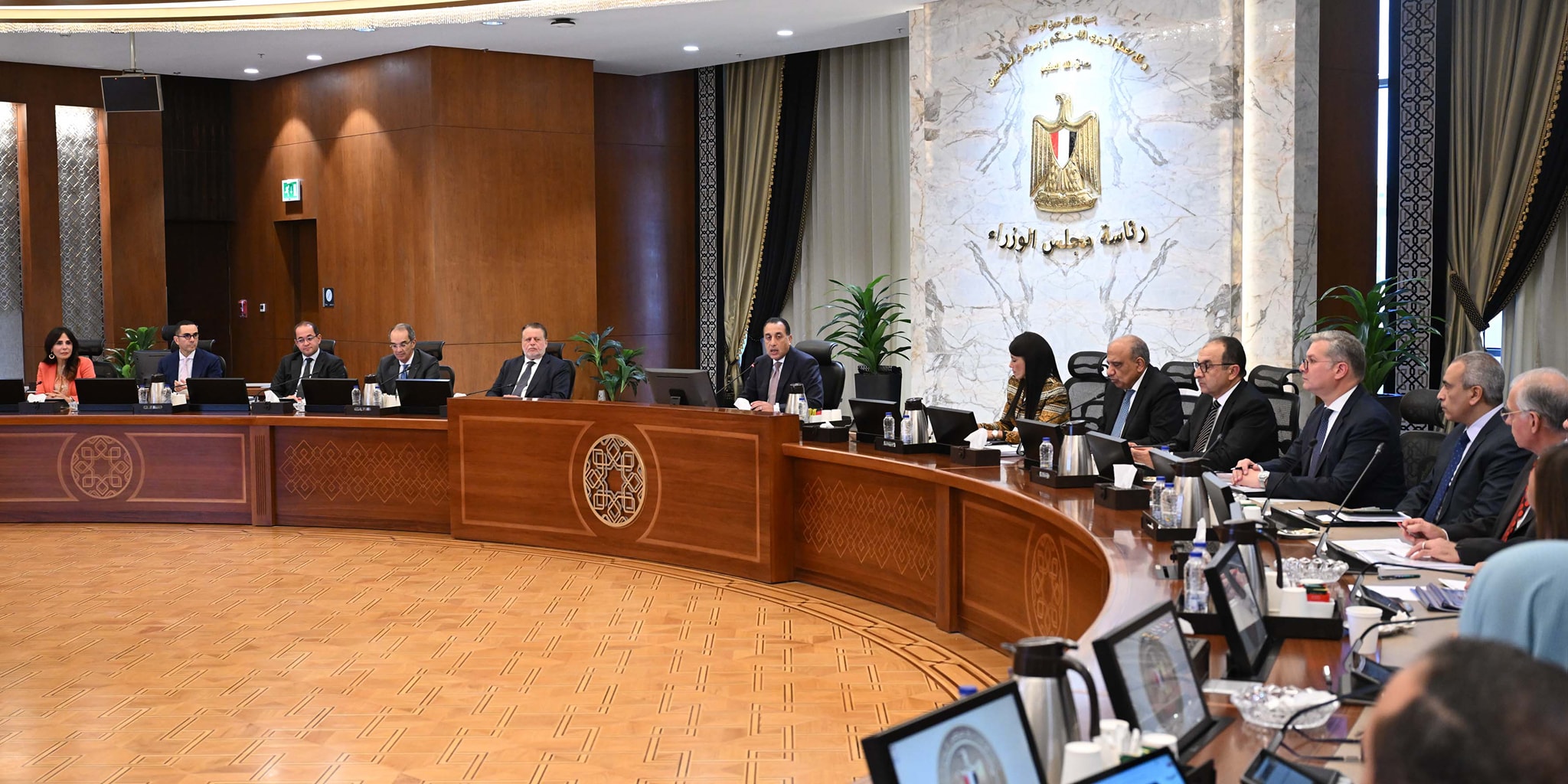 رئيس الوزراء يتابع موقف برنامج الطروحات الحكومية