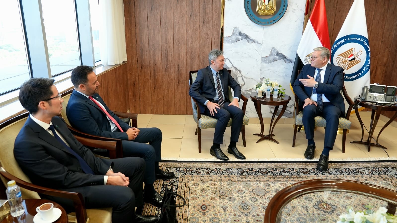 وزير البترول مع نائب رئيس شركة بتروناس الماليزية
