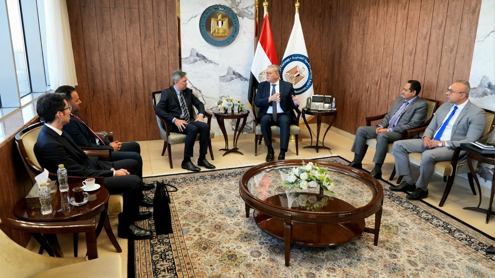 وزير البترول مع نائب رئيس شركة بتروناس الماليزية