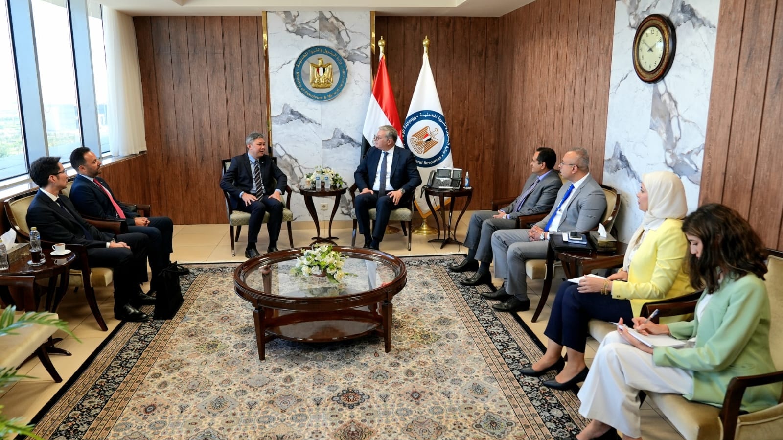 وزير البترول مع نائب رئيس شركة بتروناس الماليزية