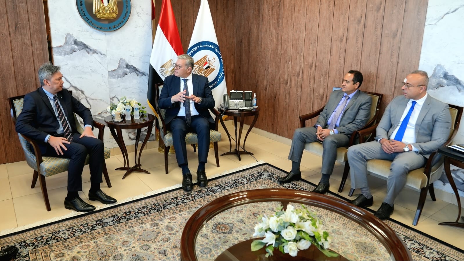 وزير البترول مع نائب رئيس شركة بتروناس الماليزية