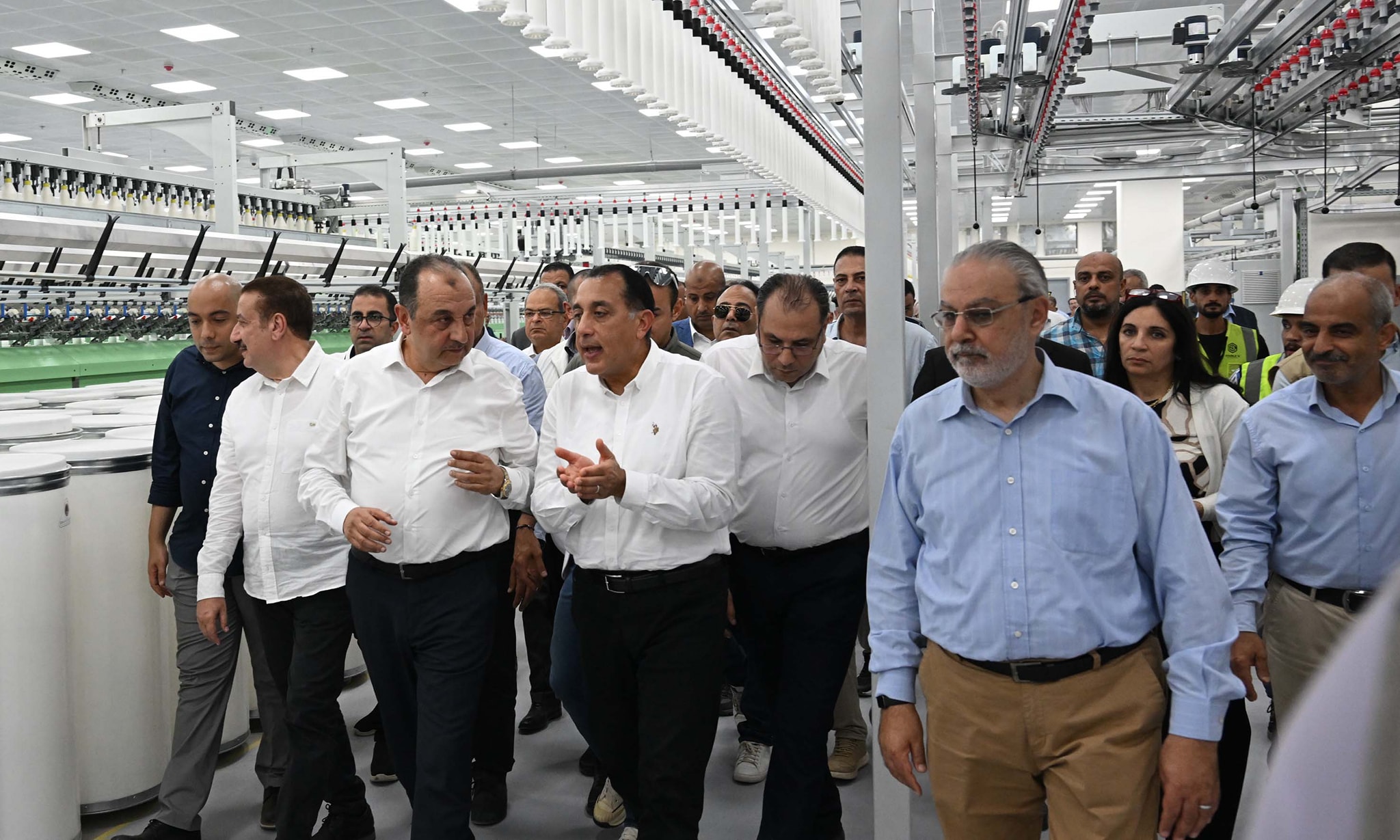 رئيس الوزراء يتفقد مصنع غزل 2